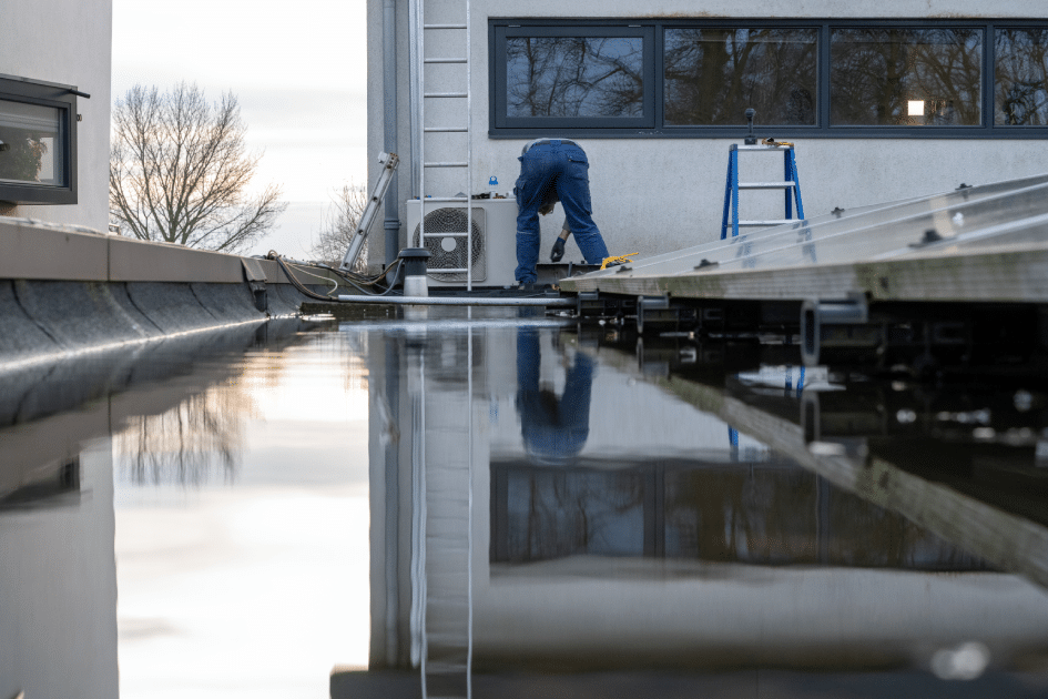 flat roof worker